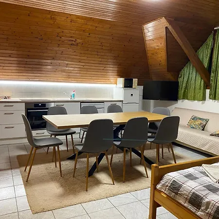 Maria Apartmanhaz * 佐洛卡罗斯